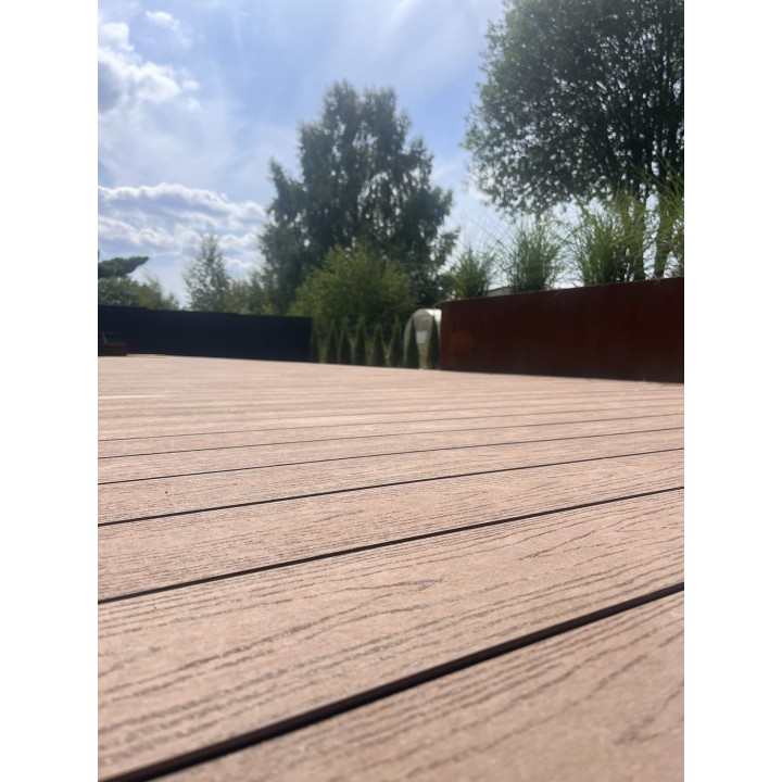 Rudos ZoomDeck WPC terasos lentos iš arti