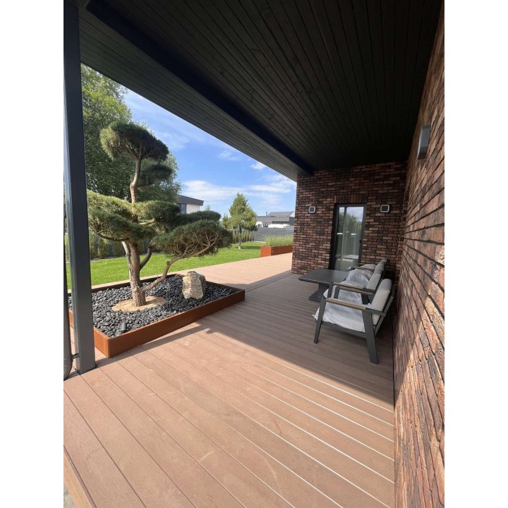 ZoomDeck WPC terasa po stogu su poilsio zona prie mūrinio namo